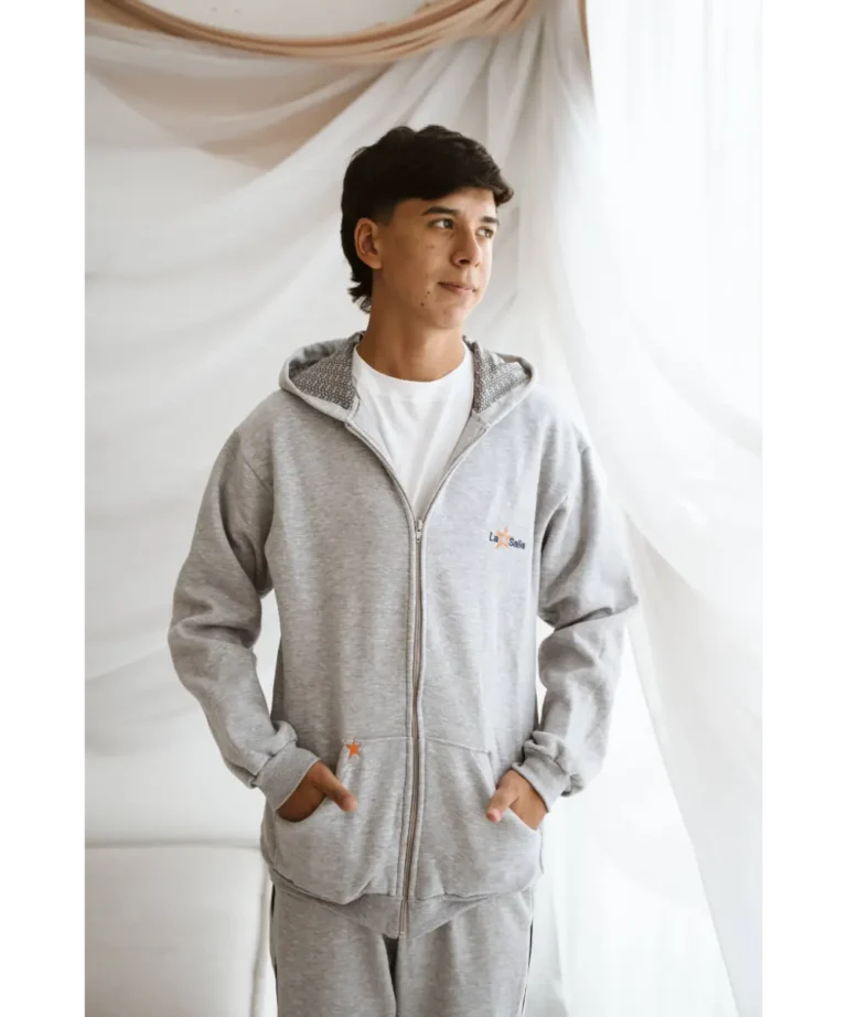 Alumno con conjunto de gimnasia gris: campera con capucha y pantalón